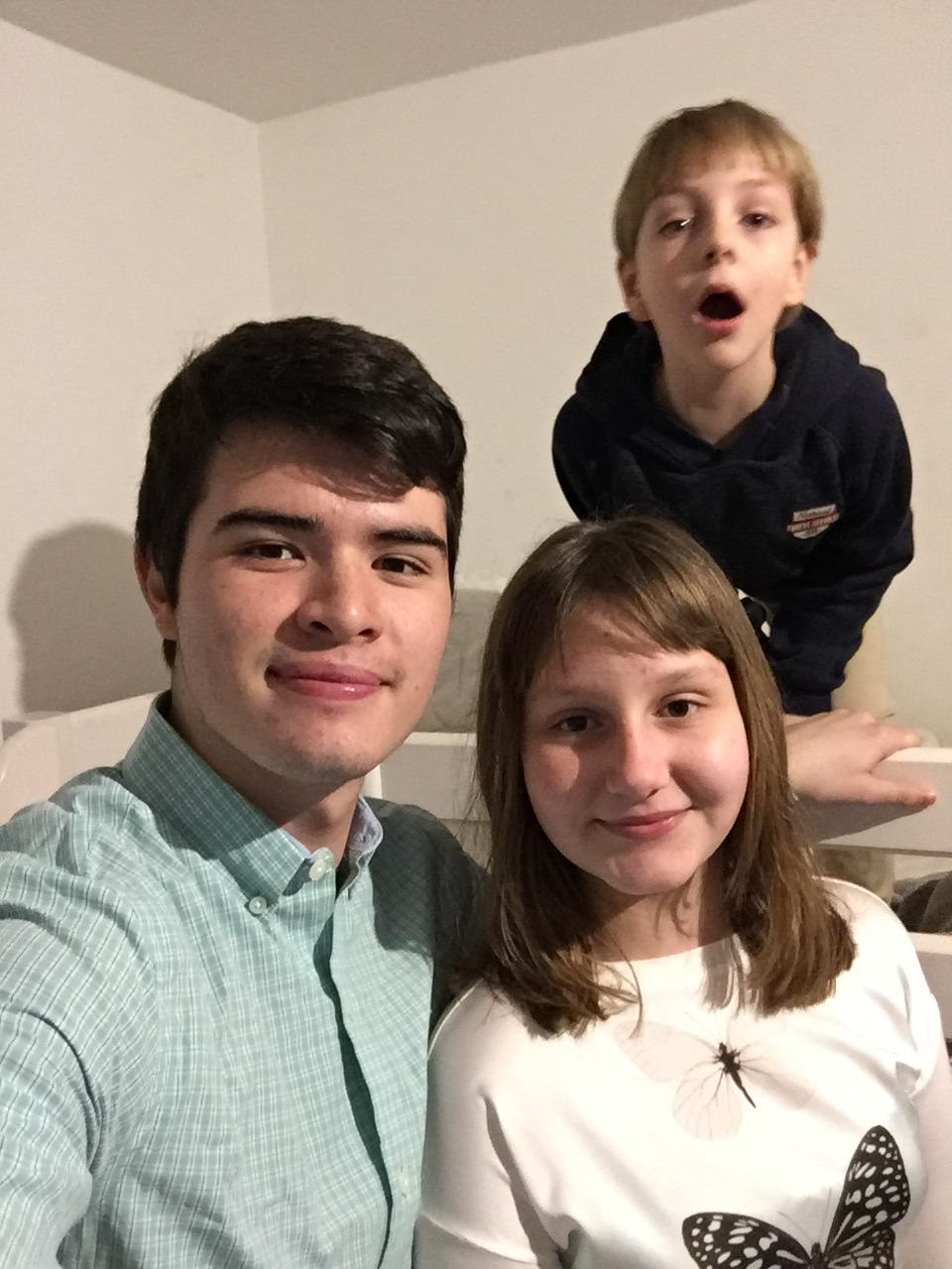 Estudiante compartiendo con su familia anfitriona
